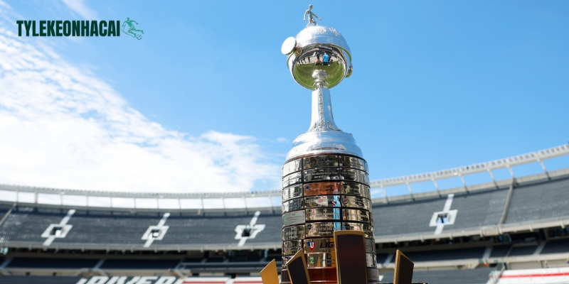 Chiếc cúp biểu tượng của vinh quang vĩnh cửu Chiếc cúp biểu tượng của vinh quang vĩnh cửu